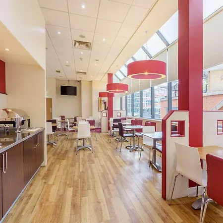 Travelodge Leeds Hotel 3*