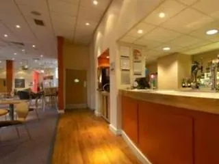 Travelodge Leeds Готель