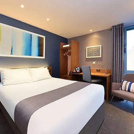 Travelodge Leeds Hotel 3*